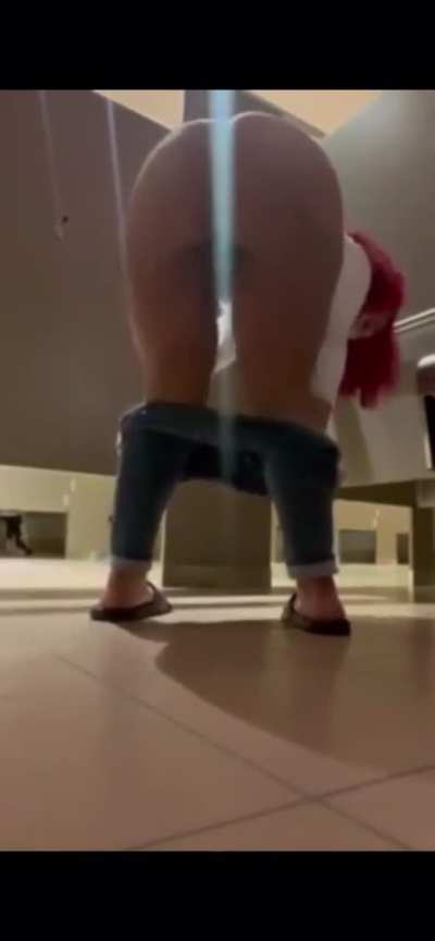 Big booty public twerk in flip flops