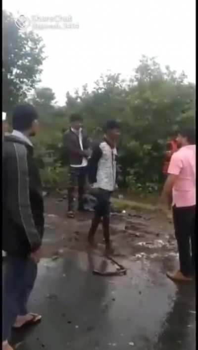Man crosses dangerously flooding river in India