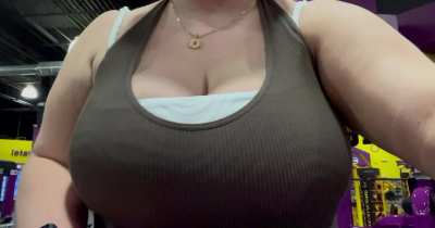 [F] It&rsquo;s tough having big boobs at the gym!! 😅