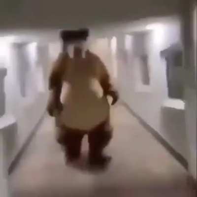 😨