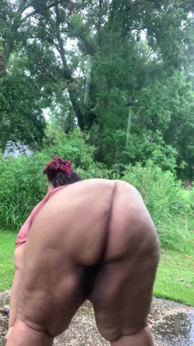 Come play with this fat a$$ in the rain🧚🏽&zwj;♂️