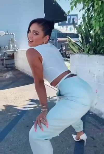 Vanessa Hudgens shaking her ass