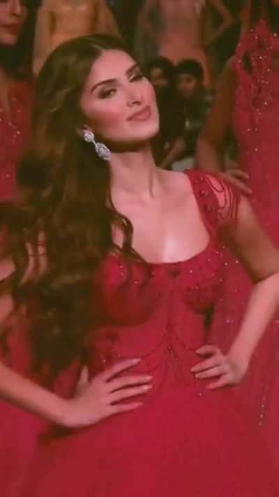Just look at her, she is Tara Sutaria 😍🤍💙🖤❤<wbr>️👸