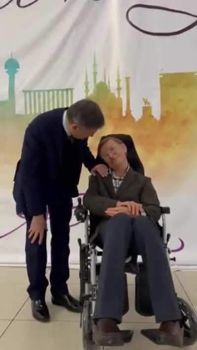 Melih G&ouml;k&ccedil;ek&rsquo;ten Stephen Hawking&rsquo;in balmumu heykeline: "Nasılsın? Nasıl &ouml;b&uuml;r taraf? Rabbimi ink&acirc;r ediyordun değil mi? Bak &ouml;l&uuml;m hepimize hak. Bak susmuş duruyorsun. Ya&hellip; Kendini &ccedil;ok b&uuml;y&uuml;k zannediyordun ne oldu? "