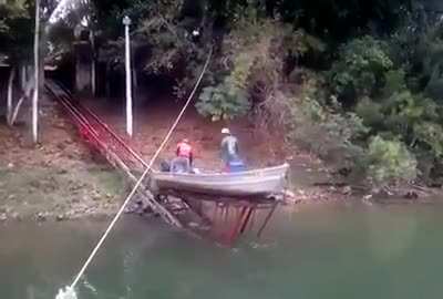 Tava dif&iacute;cil subir a canoa pelo barranco. Tava.