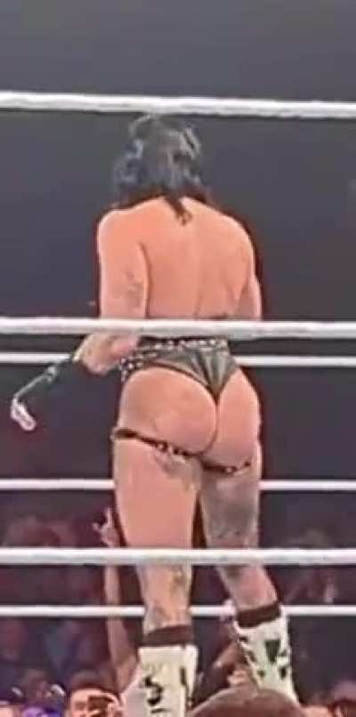 stop whatever you&rsquo;re doing and worship her ass.