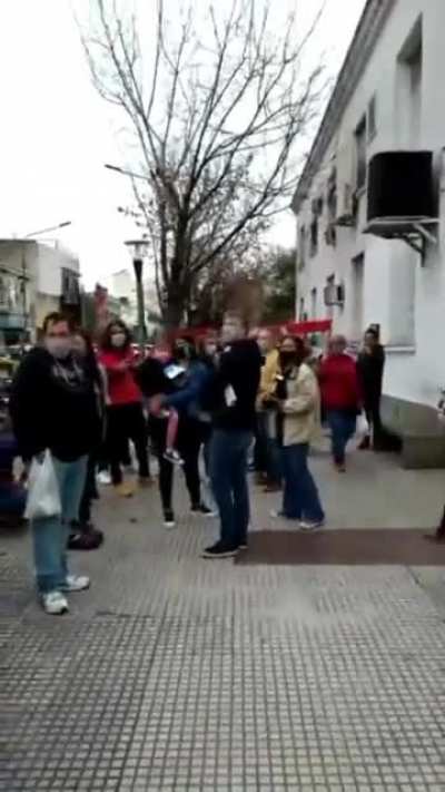 Artesano callejero es expulsado para ubicar puesto de campa&ntilde;a del frente de todes en Moron