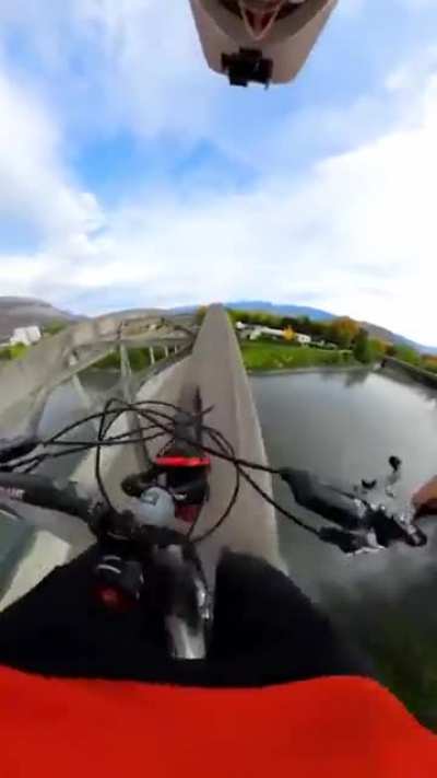 Is that cycle line of this bridge