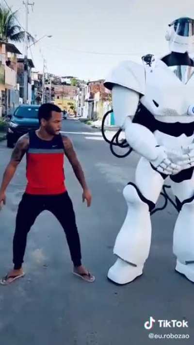 Roboz&atilde;o, futuristic dancer