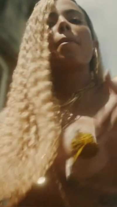 Anitta - "Bola Rebola" 💛