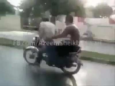 y el boludo de atras ni tomo el volante
