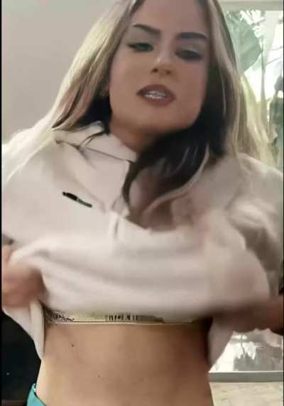 Jojo "accidentally" revealed her boob in ig live