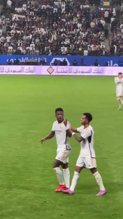 Vini trolling the Barcelona bench telling them "4-1"