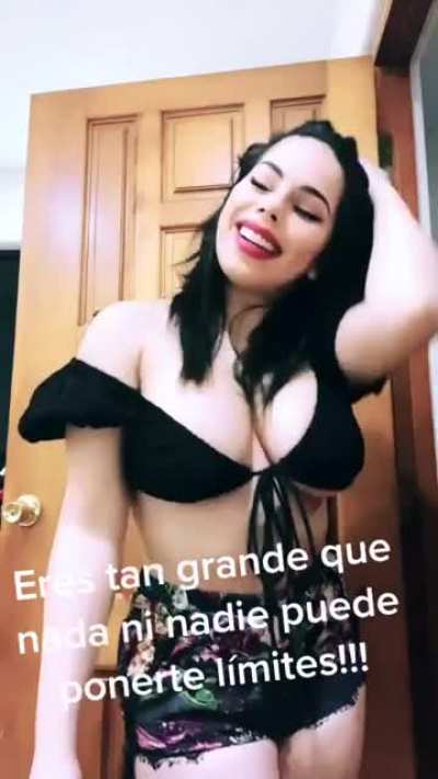 Qu&eacute; ganas de desabrocharselo y chuparle las tetas 🤤