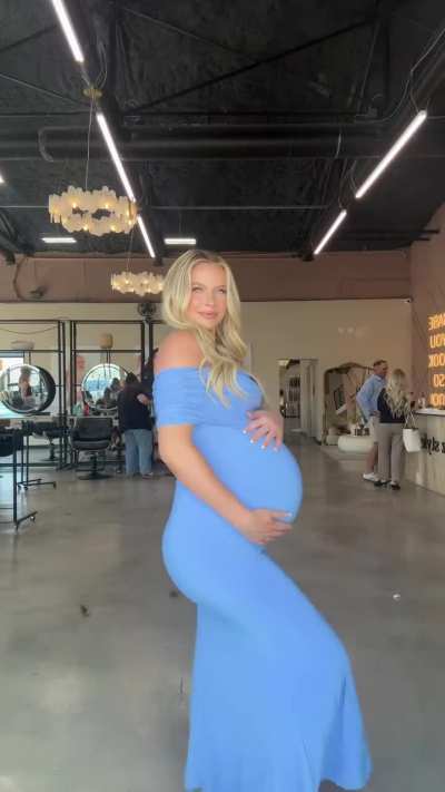 👶 EMSKR: She's going to pass all of that through that little hole?!?!?! Can someone tell me why a women would put themselves through all this pain? 🤰