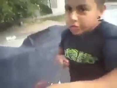 crianca fazendo merda