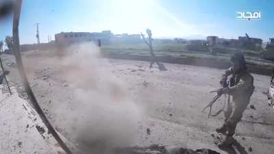 ( EXTREME NSFW ) Soldiers from unknown faction kills Syrian Army Soldier point-blank!