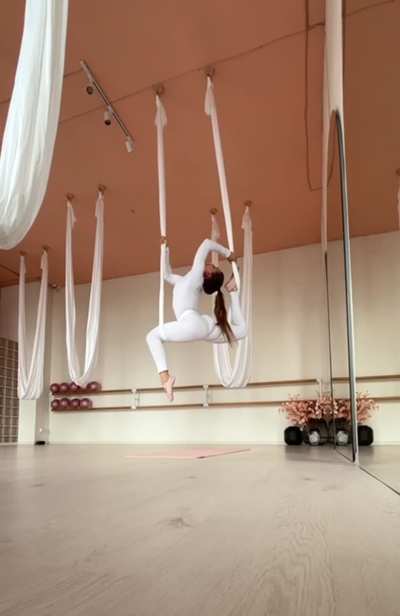 Pro aerialist showing off some floor flexibility today (oc)