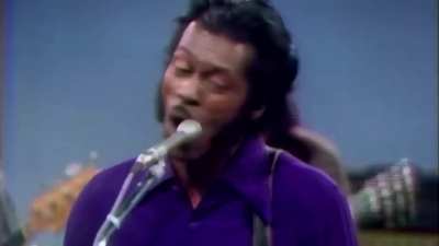 Yoko Ono can&rsquo;t bear not getting enough attention so starts wailing during her Husband and Chuck Berry&rsquo;s performance until a sound engineer cuts her mic.
