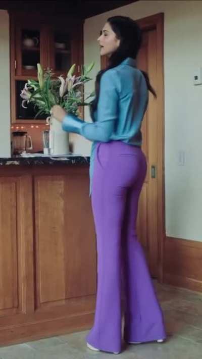 Deepika Padukone&rsquo;s ASS is the face of the soul of SEX 🍑 Sssssssshhhhhhhh Holy FUCK 🍑👅🍌✊🏻💦 Such Voluptuous Plump Spongy Fluffy Peachy BANGABLE ASS has got my SUPER Exotic Bae Deepika