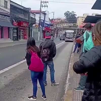 &eacute; uma pena q o motorista n&atilde;o atropelou ningu&eacute;m