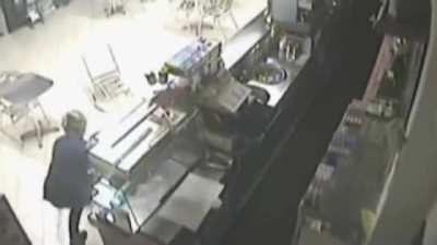 Robber threaten female judoka with a screwdriver