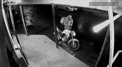 Burglar gets hit while mugging food delivery man
