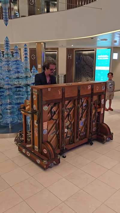 Stowaway Piano Player on Icon of the Seas knew A Cruel Angel's Thesis! &hearts;️