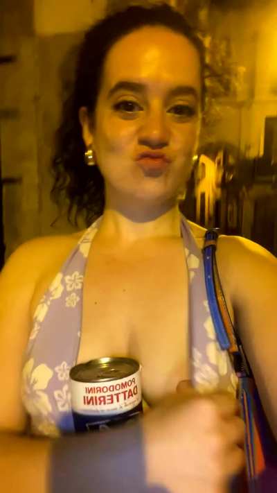When a man offers you tin of tomato on the street of Salerno you take it, no question 🍅 🇮🇹