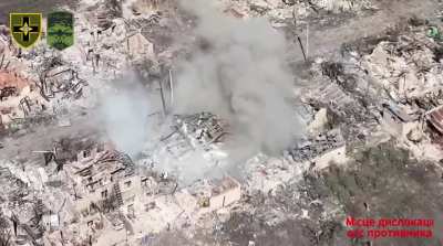 Ukrainian FPV drone equipped with thermobaric warhead demolishes a building