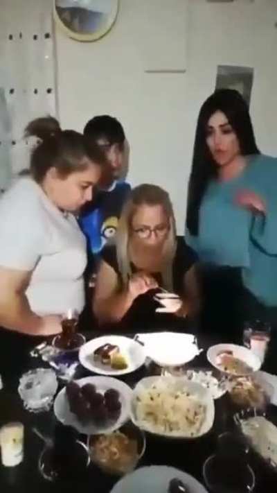 Maskelerin i&ccedil;inde robot olduğunu savunan mal