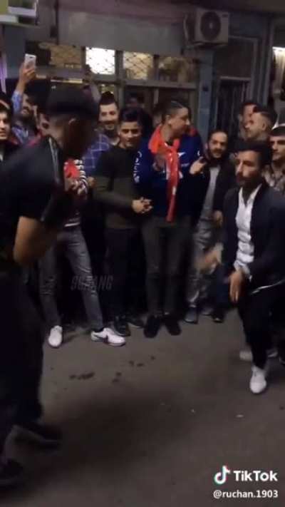Bağcılarda bir keko dans etmeye utanıyor ve torbacısı cesaretlendiriyor ve hayat 1 dakikalığına g&uuml;zelleşiyor ❤️