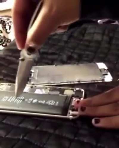 &ccedil;ocuk iphone bataryasını kesiyor