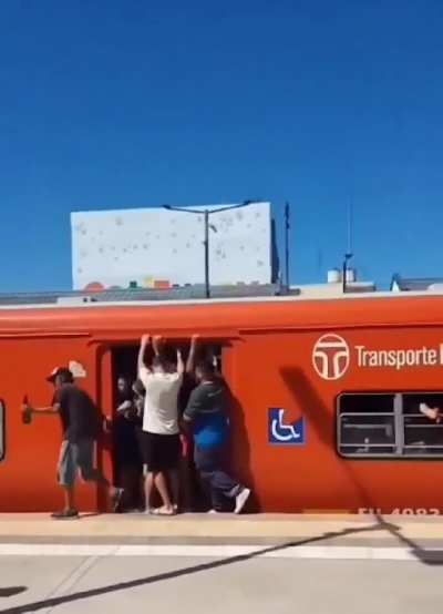 Estación de Grand Bourg: Borracho perdió el equilibrio y se cayó en las vias del tren, salió ileso