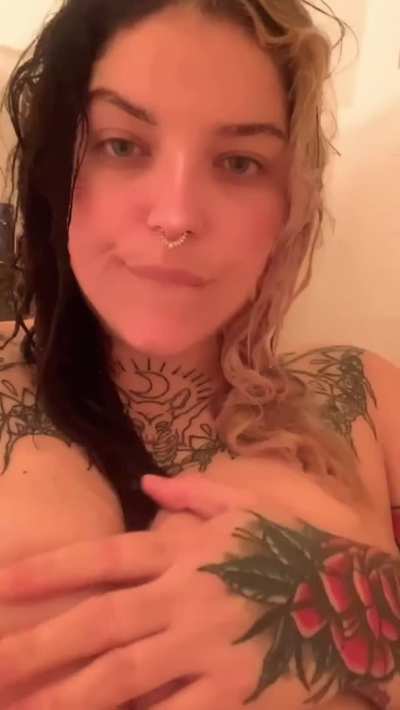 "You look kinda like Billie Eilish" they say. Idk, I don't see it.