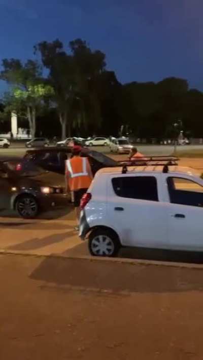 Camioneta se lleva al señor