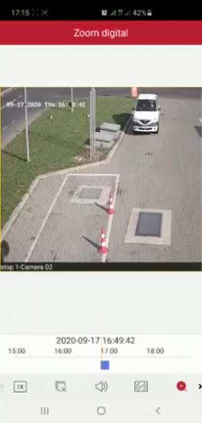 Momentul cumplit &icirc;n care motociclistul intră cu viteză mare &icirc;n camion pe DN1