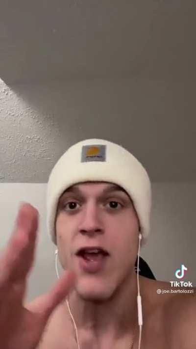 Painfully obvious joke, painfully cringe response and 2.9M likes
