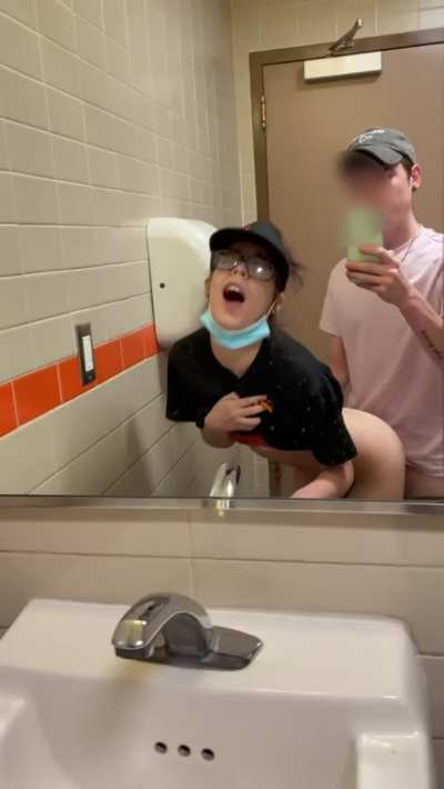 Getting fucked in the work bathroom and sending the clip to my boyfriend 😌