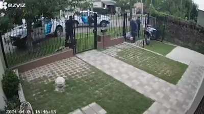 Motochorros escapaban de un robo y chocaron contra un patrullero y después se la dieron de lleno contra un paredón. 
