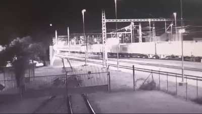 Záběry z průmyslové kamery ukazují, že strojvedoucí RegioJetu stihl zastavit. Zdroj: YT/Zdopravycz