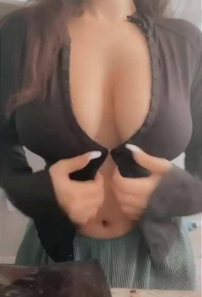 5&rsquo;1, tiny waist, and some natural DDDs [oc-drop]