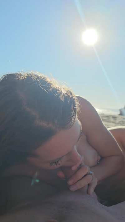 Blowjobs on the beach make me a happy girl