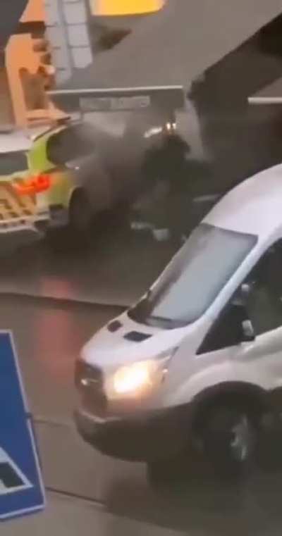 Mann med kniv l&oslash;per rundt og truer sivile og politi
