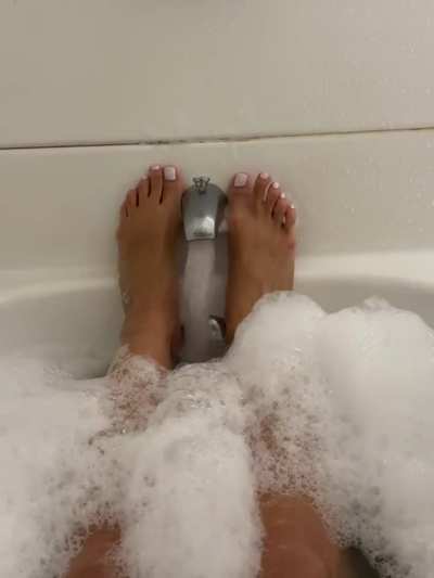 Such a long week, who will rub my feet? 🤷🏽&zwj;♀️😩