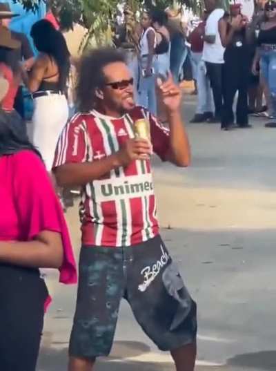 "O lateral Marcelo apresentou sintomas de uma gastroenterite viral, teve melhoras durante o dia, mas n&atilde;o se recuperou completamente para participar da partida de ontem."
