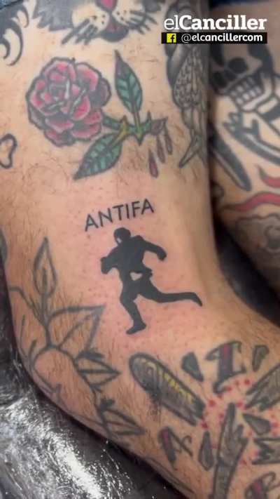 Un militante opositor se tatuó al youtuber libertario 