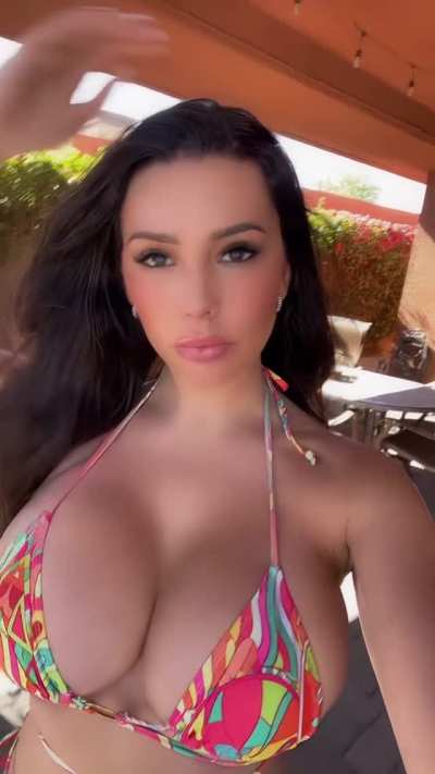 Bouncing on TikTok (no watermark, 1080p)