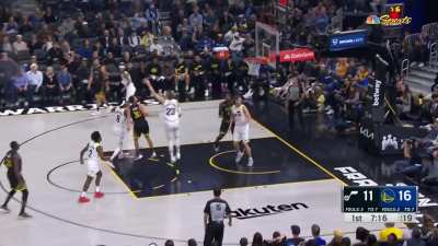 [Highlight] Steph goes behind the back to hit the floater and does the lookaway!