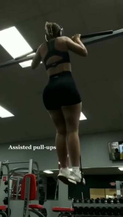 Pull ups with Ana! 🍑